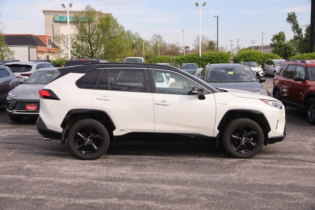 Toyota RAV4 Vehicle Full-screen Gallery Image 5