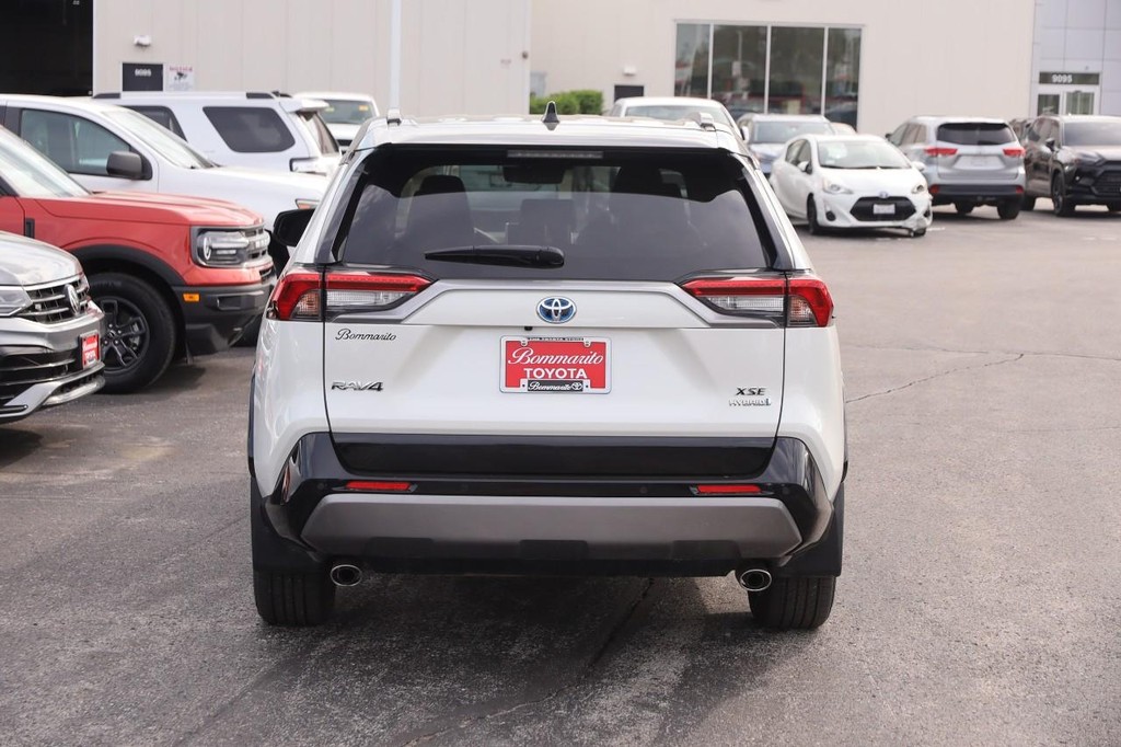 Toyota RAV4 Vehicle Full-screen Gallery Image 6