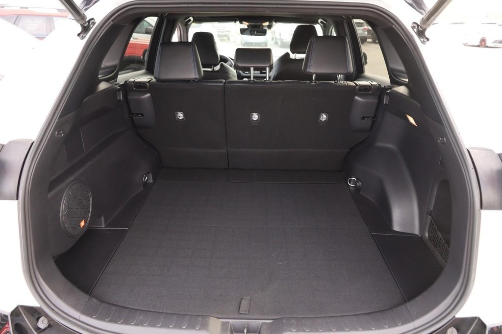 Toyota RAV4 Vehicle Full-screen Gallery Image 7