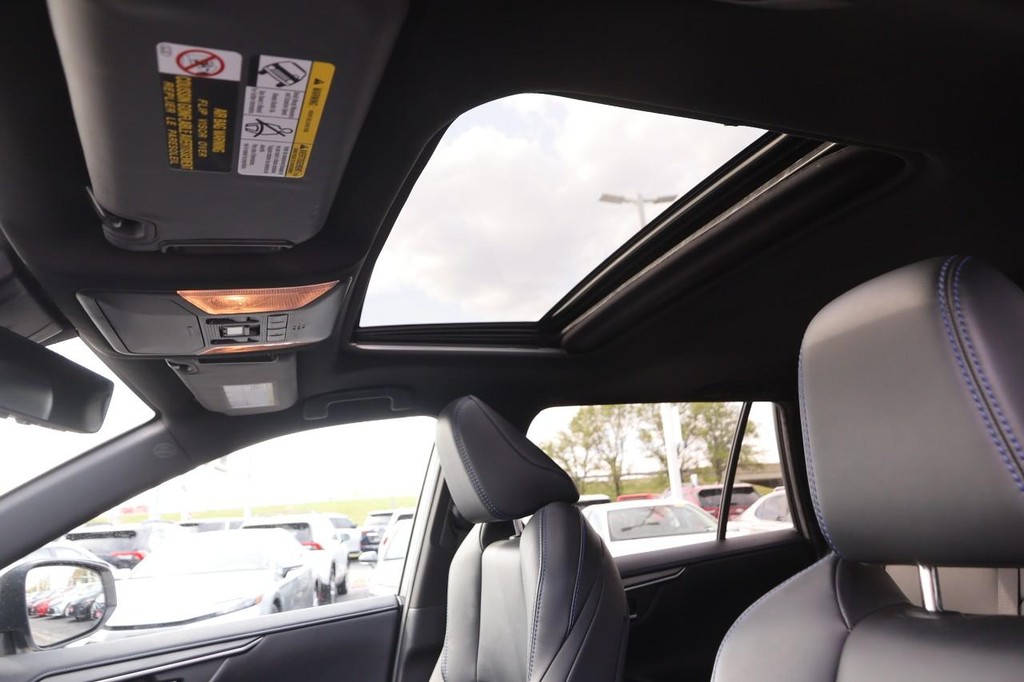 Toyota RAV4 Vehicle Full-screen Gallery Image 9