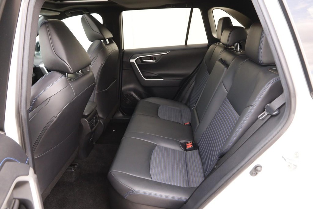 Toyota RAV4 Vehicle Full-screen Gallery Image 11