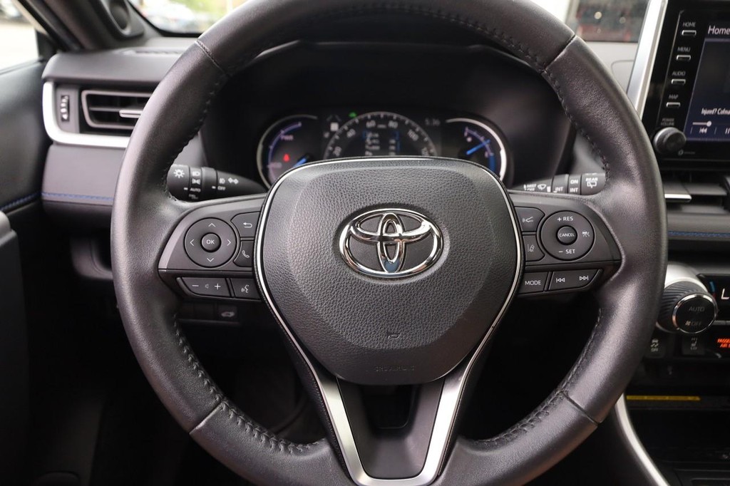 Toyota RAV4 Vehicle Full-screen Gallery Image 12