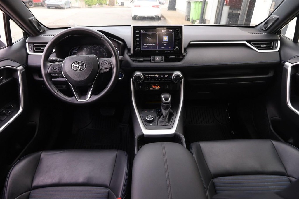 Toyota RAV4 Vehicle Full-screen Gallery Image 23