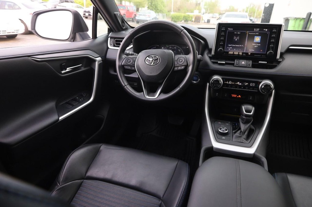 Toyota RAV4 Vehicle Full-screen Gallery Image 24