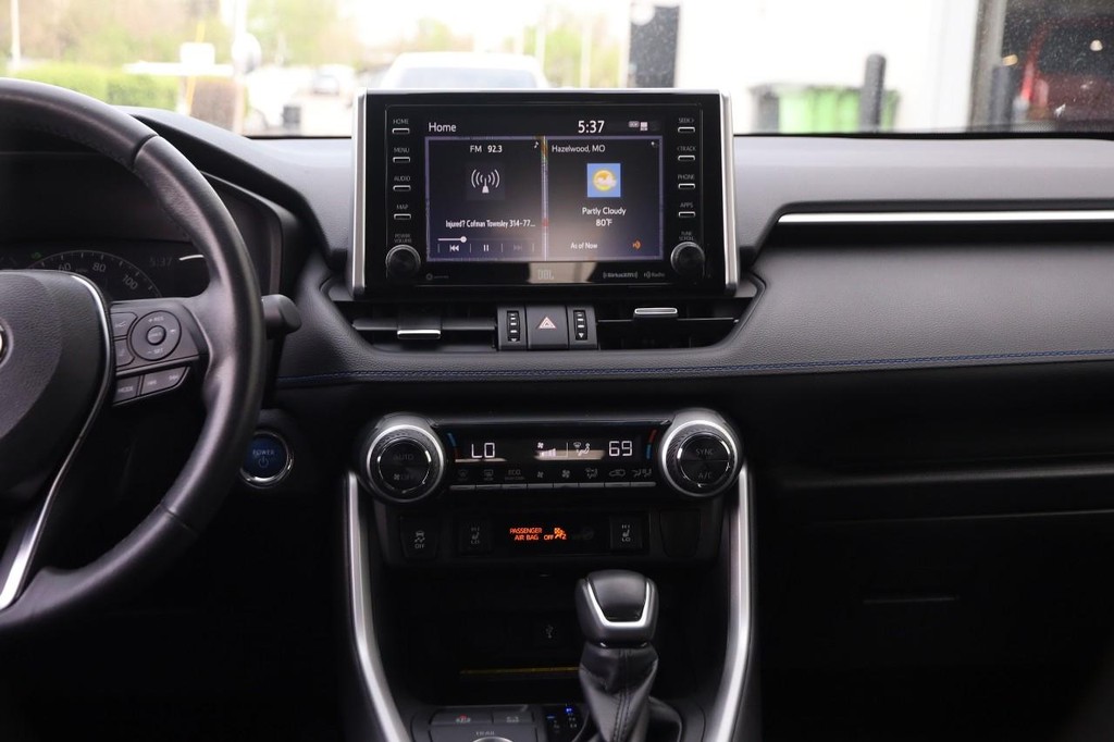 Toyota RAV4 Vehicle Full-screen Gallery Image 26