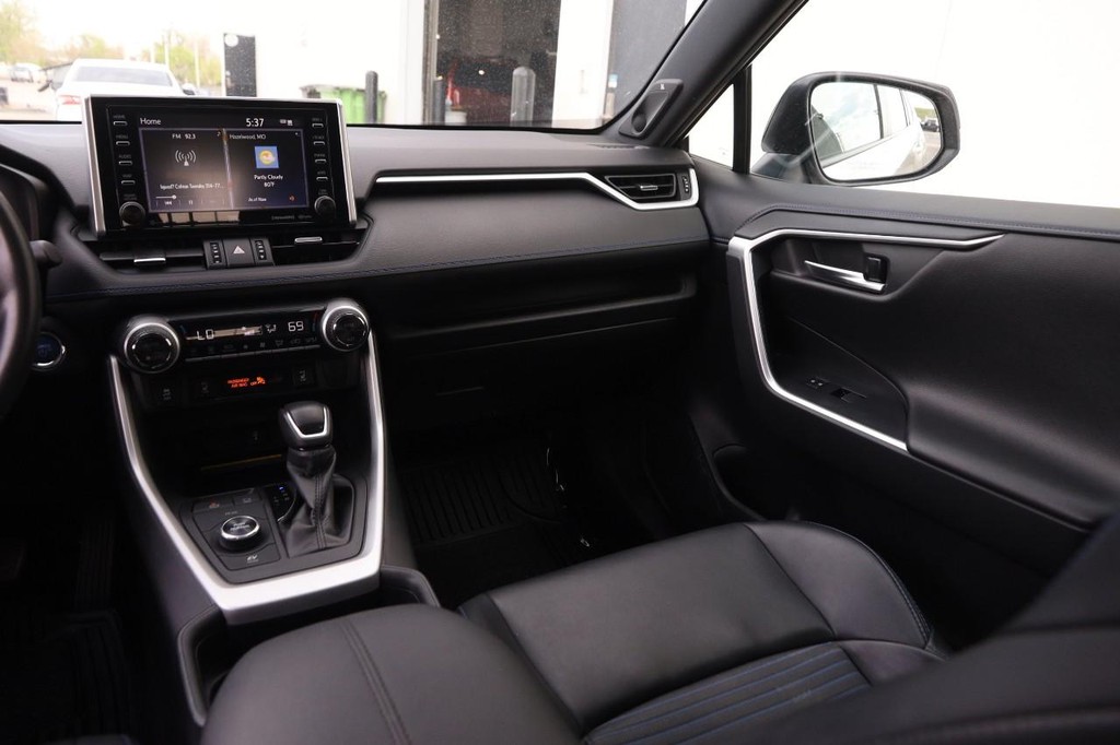 Toyota RAV4 Vehicle Full-screen Gallery Image 27