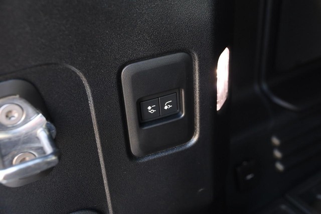 Land Rover Defender Vehicle Image 08