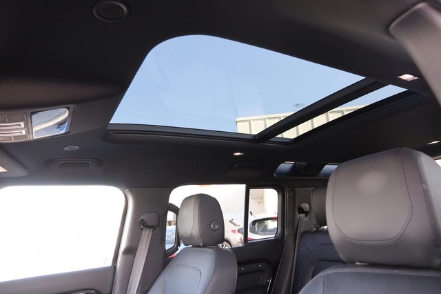 Land Rover Defender Vehicle Image 10