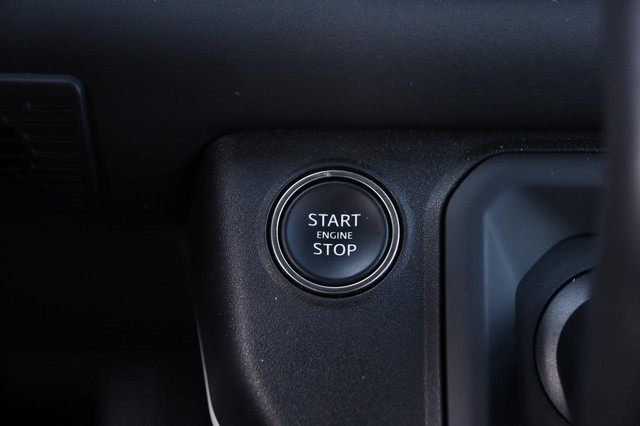 Land Rover Defender Vehicle Image 17