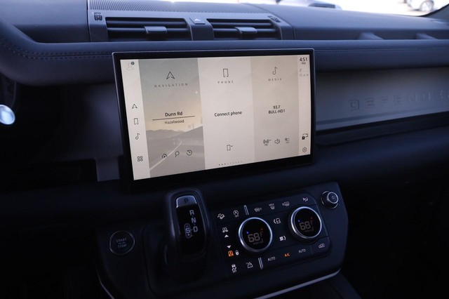 Land Rover Defender Vehicle Image 18