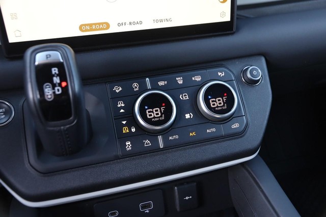 Land Rover Defender Vehicle Image 21