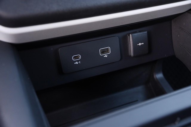 Land Rover Defender Vehicle Image 22