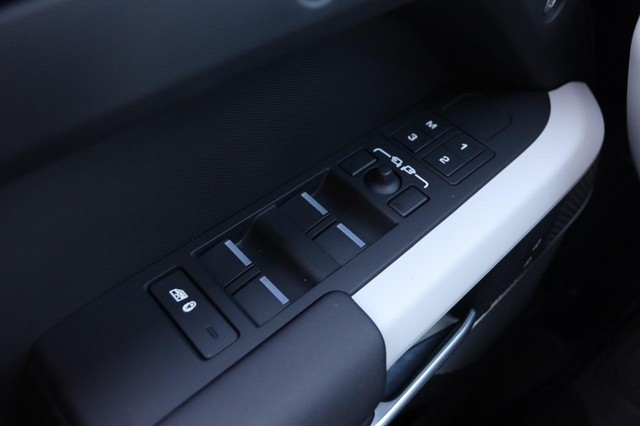 Land Rover Defender Vehicle Image 23