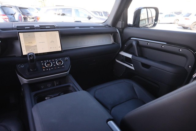 Land Rover Defender Vehicle Image 28