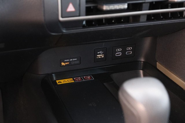 Toyota Camry Vehicle Image 18