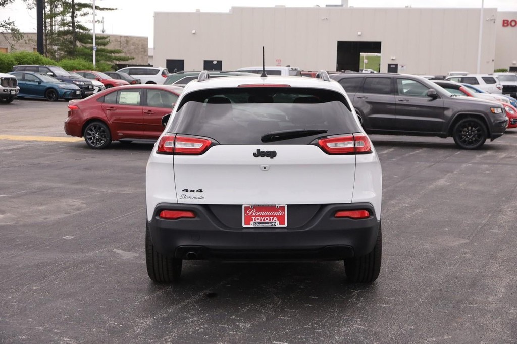 Jeep Cherokee Vehicle Full-screen Gallery Image 6