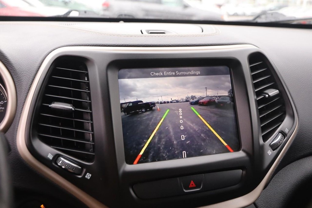 Jeep Cherokee Vehicle Full-screen Gallery Image 17