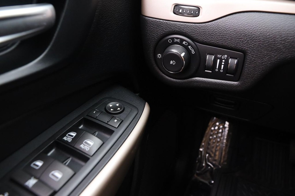 Jeep Cherokee Vehicle Full-screen Gallery Image 20