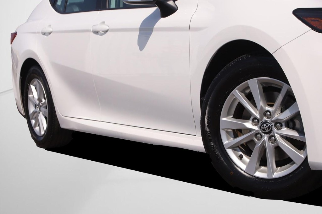 Toyota Camry Vehicle Full-screen Gallery Image 3