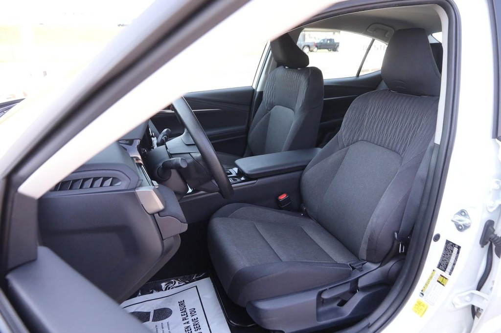 Toyota Camry Vehicle Full-screen Gallery Image 8
