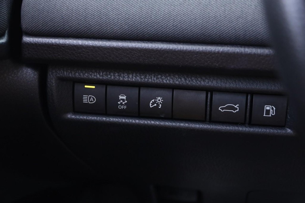 Toyota Camry Vehicle Full-screen Gallery Image 20