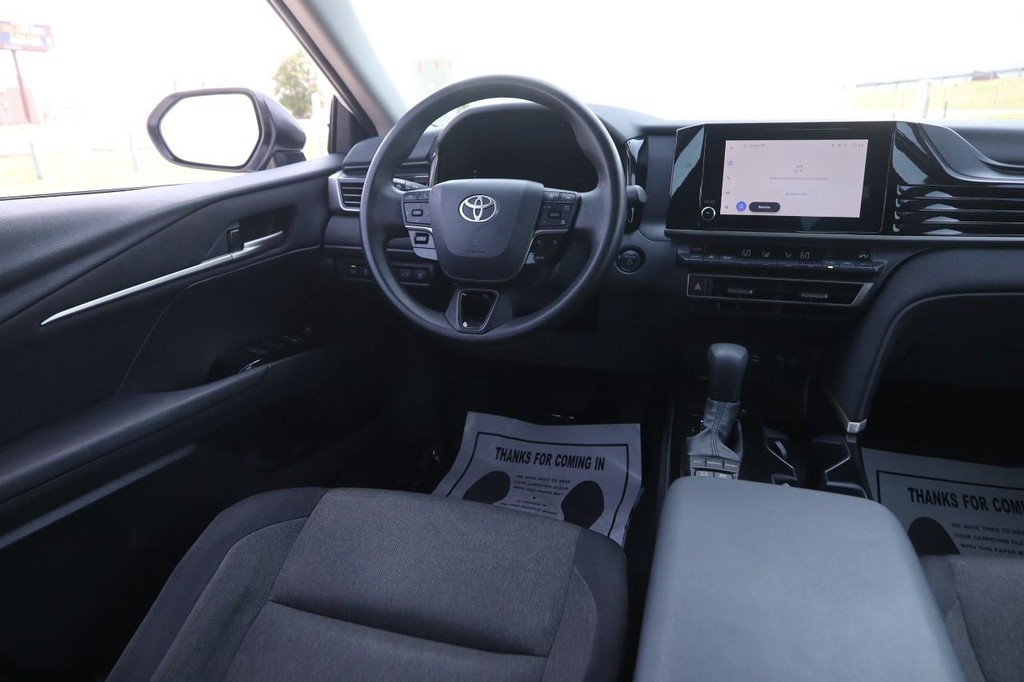Toyota Camry Vehicle Full-screen Gallery Image 22