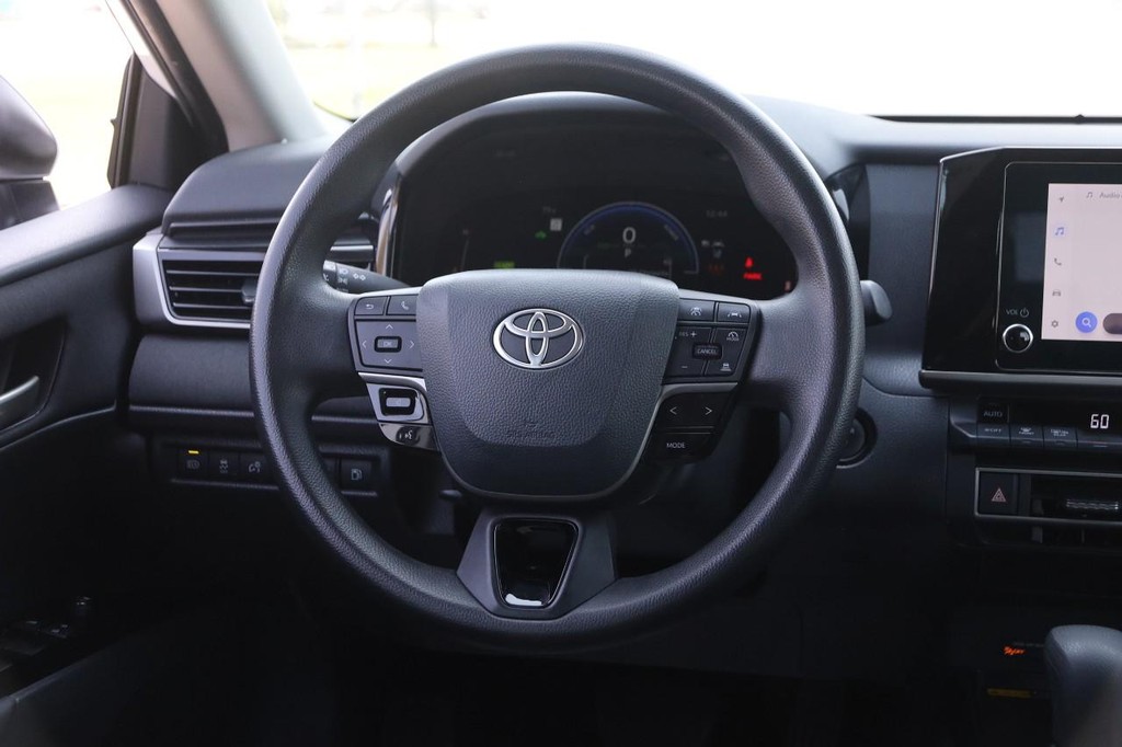 Toyota Camry Vehicle Full-screen Gallery Image 23