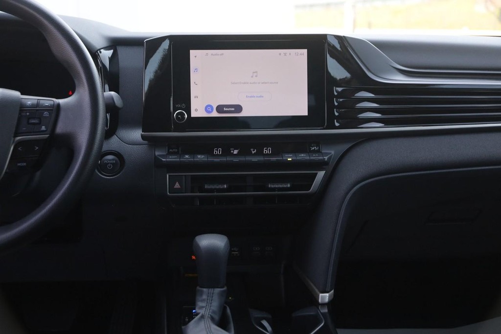 Toyota Camry Vehicle Full-screen Gallery Image 24