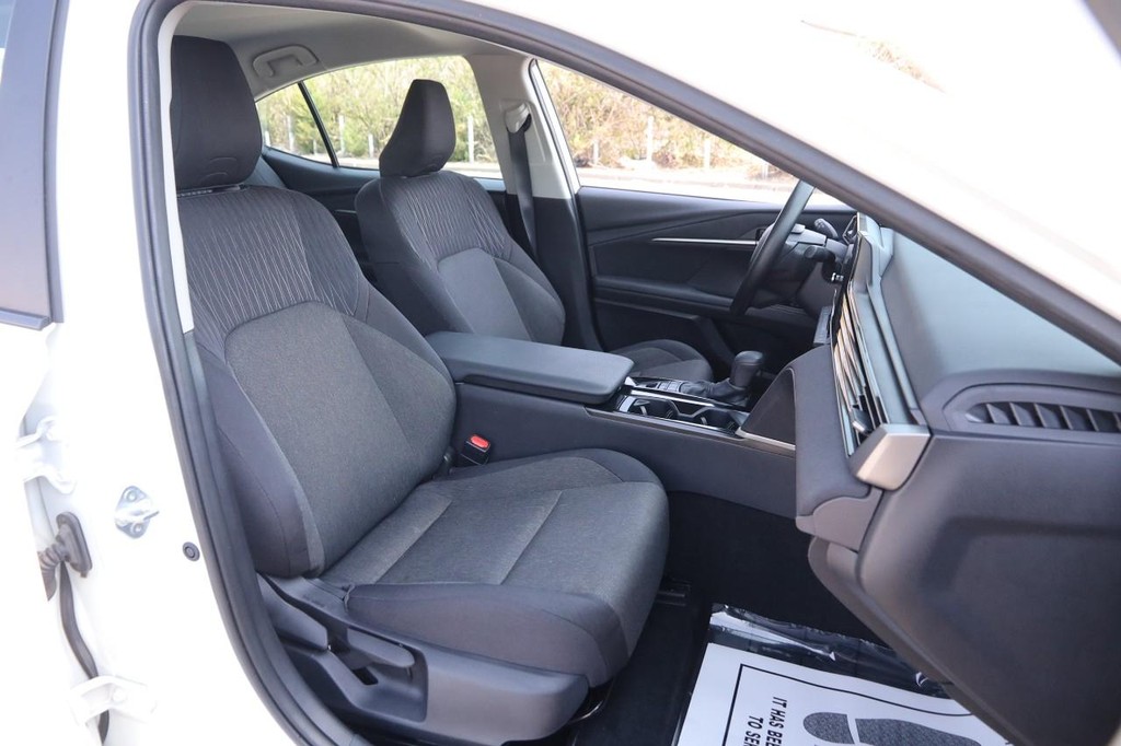 Toyota Camry Vehicle Full-screen Gallery Image 26