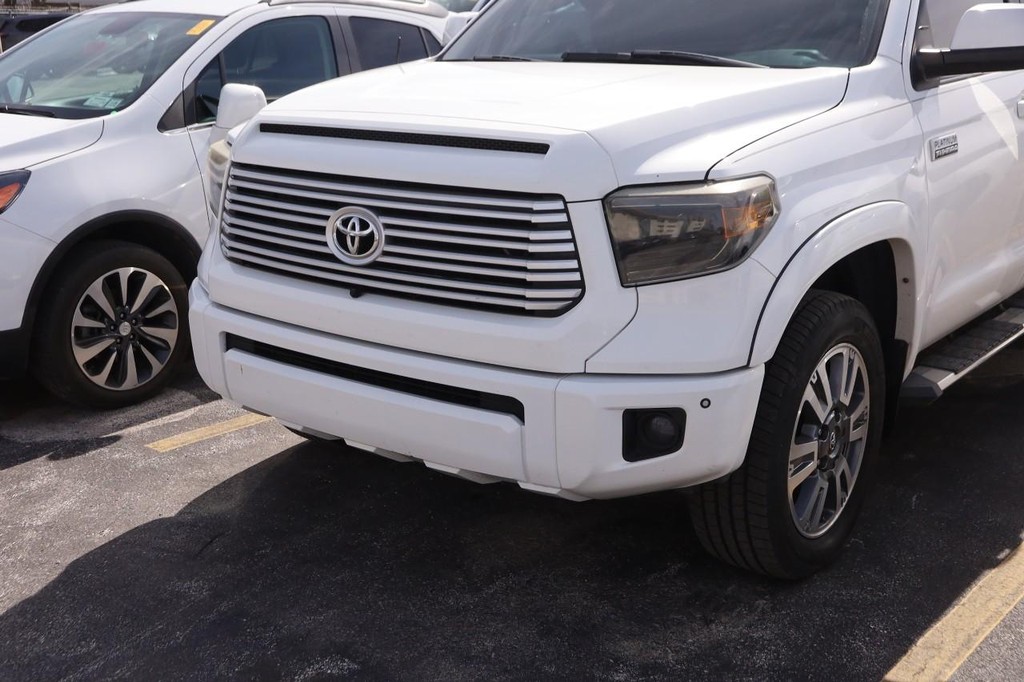 Toyota Tundra 4WD Vehicle Full-screen Gallery Image 5