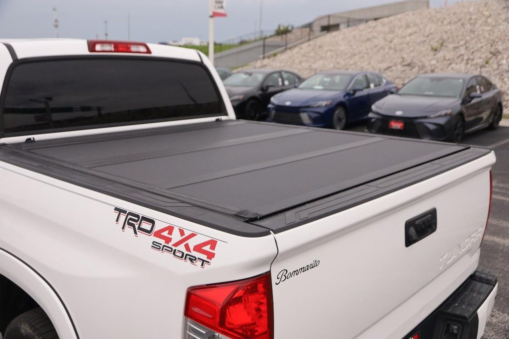 Toyota Tundra 4WD Vehicle Full-screen Gallery Image 7