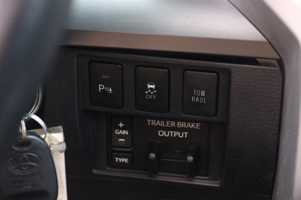 Toyota Tundra 4WD Vehicle Full-screen Gallery Image 15