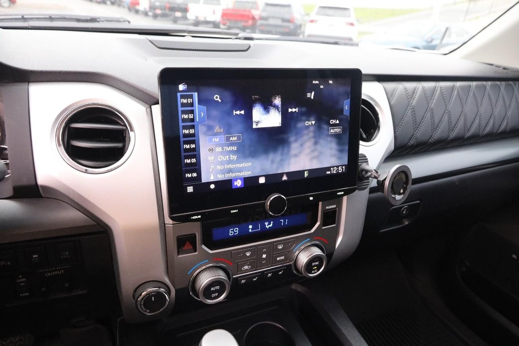 Toyota Tundra 4WD Vehicle Full-screen Gallery Image 16