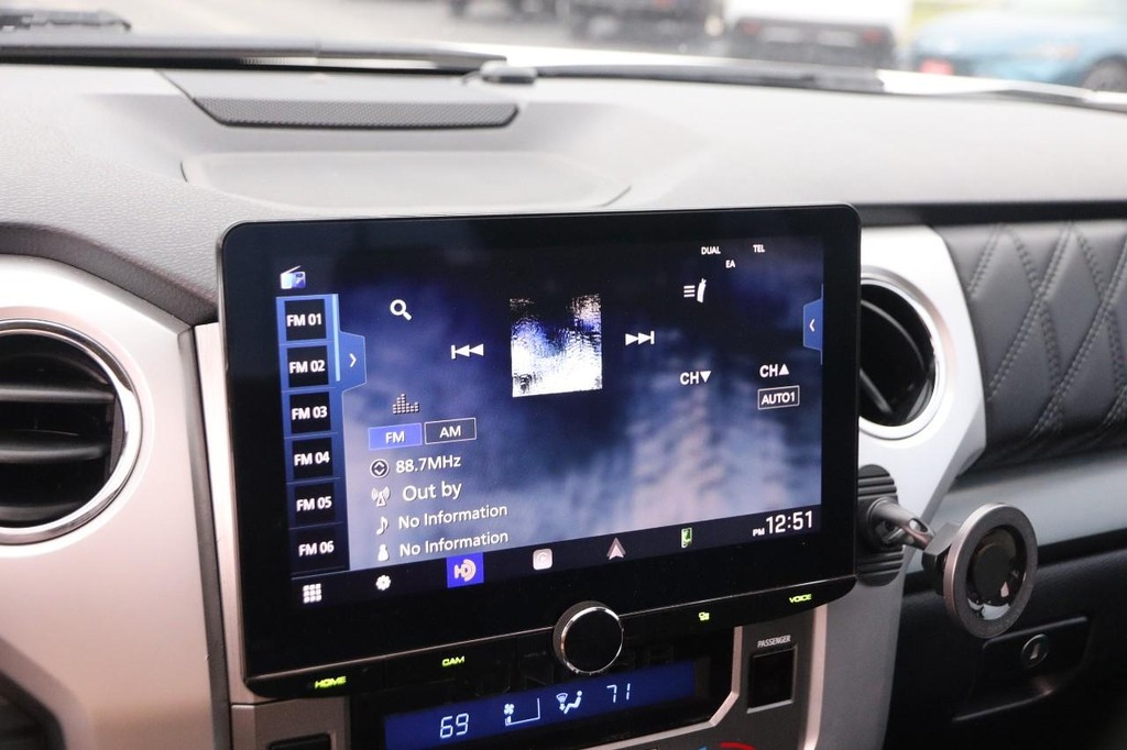 Toyota Tundra 4WD Vehicle Full-screen Gallery Image 17