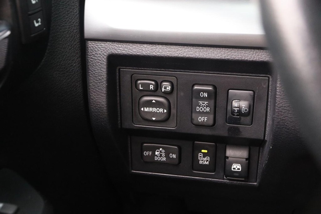 Toyota Tundra 4WD Vehicle Full-screen Gallery Image 21