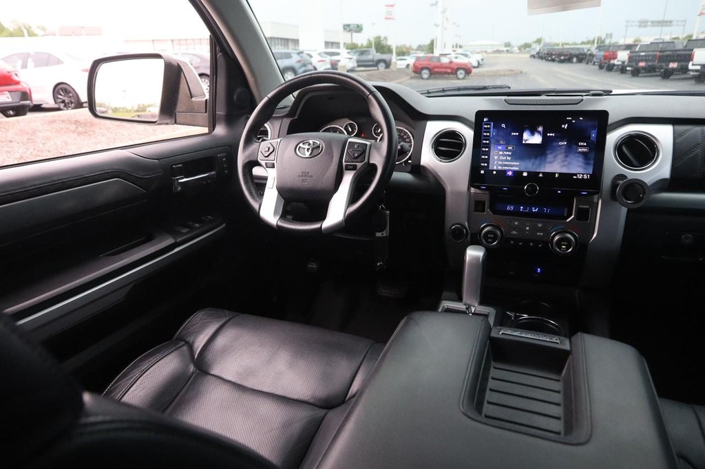 Toyota Tundra 4WD Vehicle Full-screen Gallery Image 23