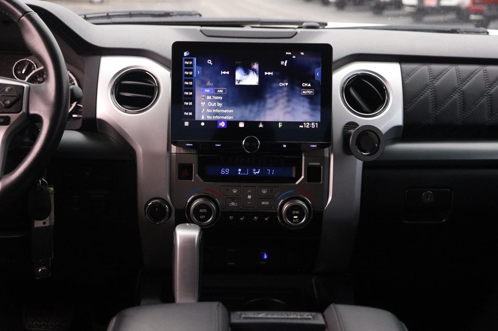 Toyota Tundra 4WD Vehicle Full-screen Gallery Image 25
