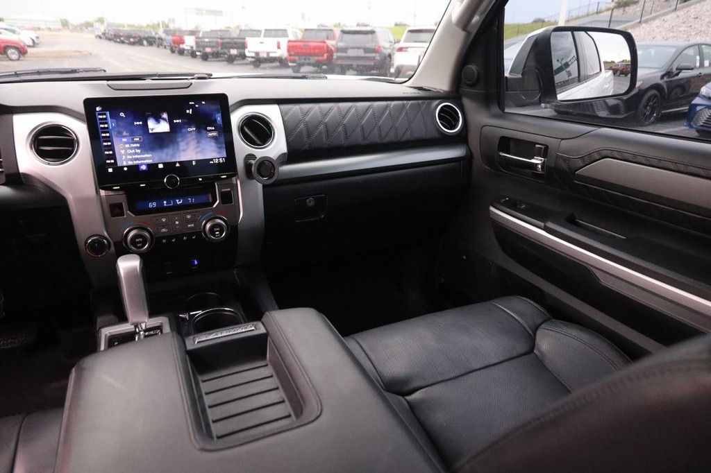 Toyota Tundra 4WD Vehicle Full-screen Gallery Image 26