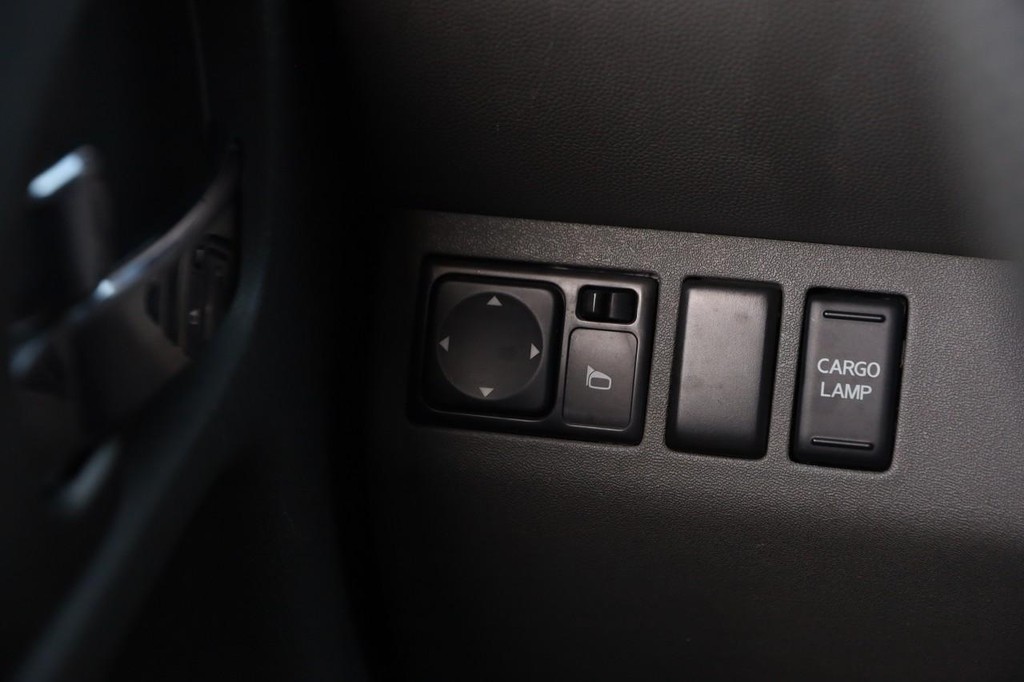 Nissan Frontier Vehicle Full-screen Gallery Image 17
