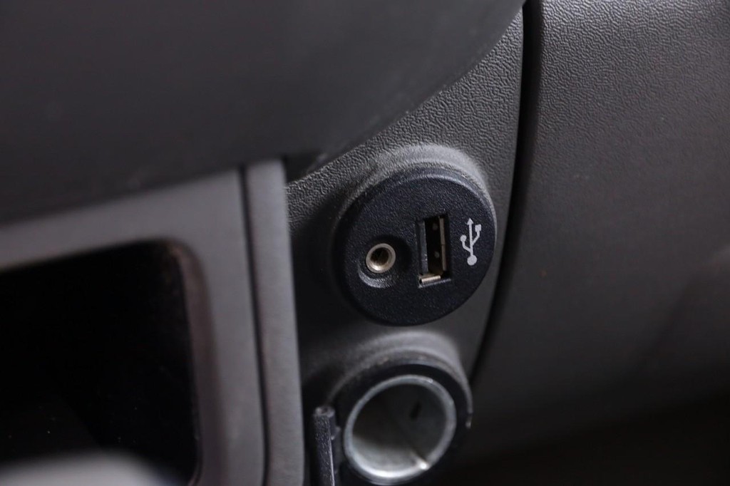 Nissan Frontier Vehicle Full-screen Gallery Image 19