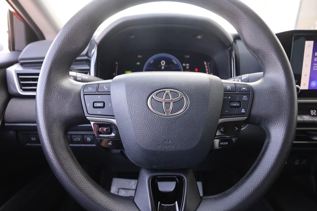 Toyota Camry Vehicle Full-screen Gallery Image 10