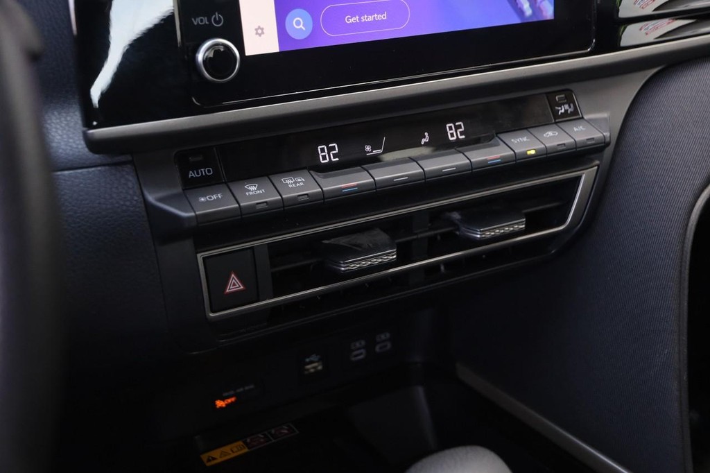 Toyota Camry Vehicle Full-screen Gallery Image 17