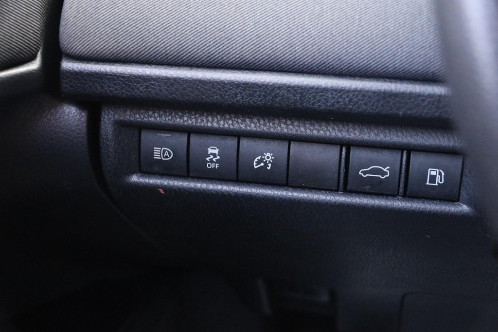 Toyota Camry Vehicle Full-screen Gallery Image 20