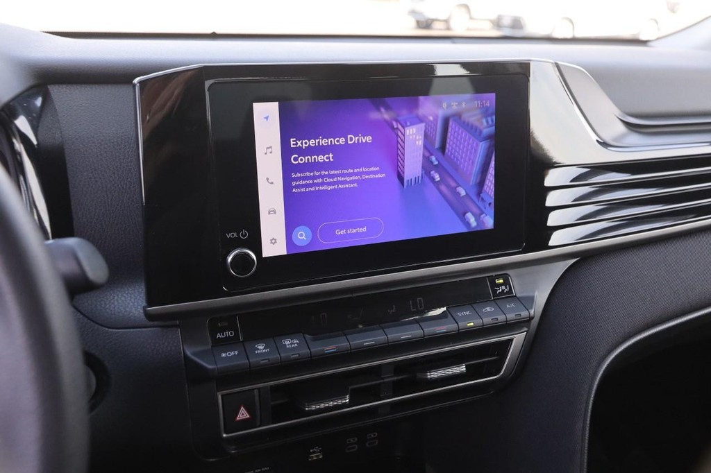 Toyota Camry Vehicle Full-screen Gallery Image 15