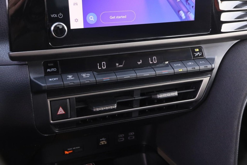 Toyota Camry Vehicle Full-screen Gallery Image 17