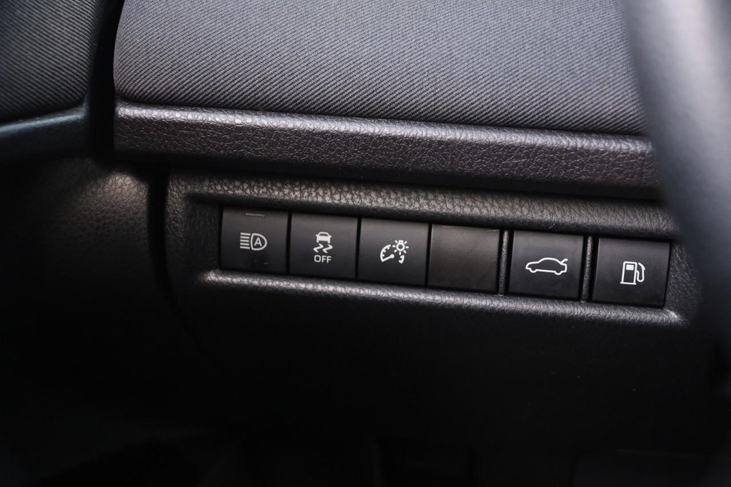 Toyota Camry Vehicle Full-screen Gallery Image 19