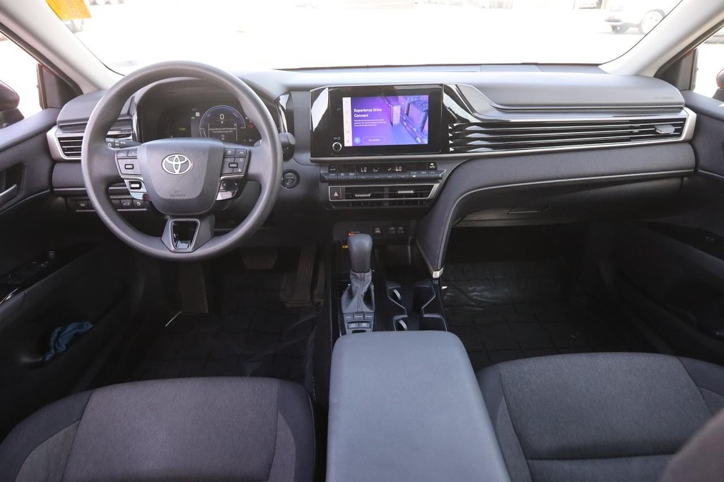 Toyota Camry Vehicle Full-screen Gallery Image 20