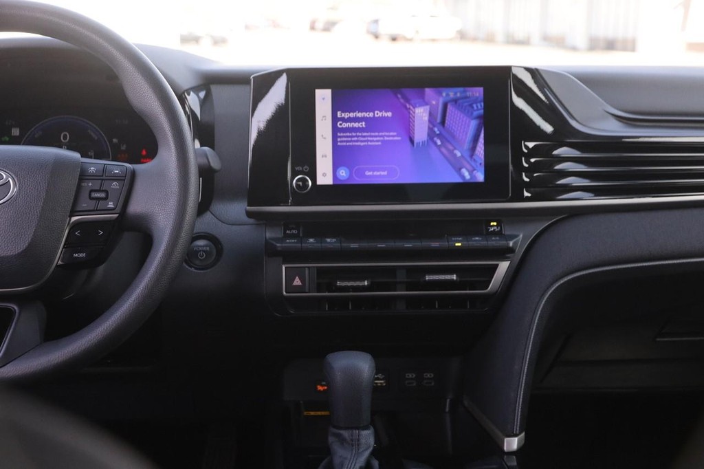 Toyota Camry Vehicle Full-screen Gallery Image 23