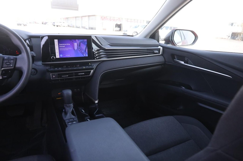 Toyota Camry Vehicle Full-screen Gallery Image 24