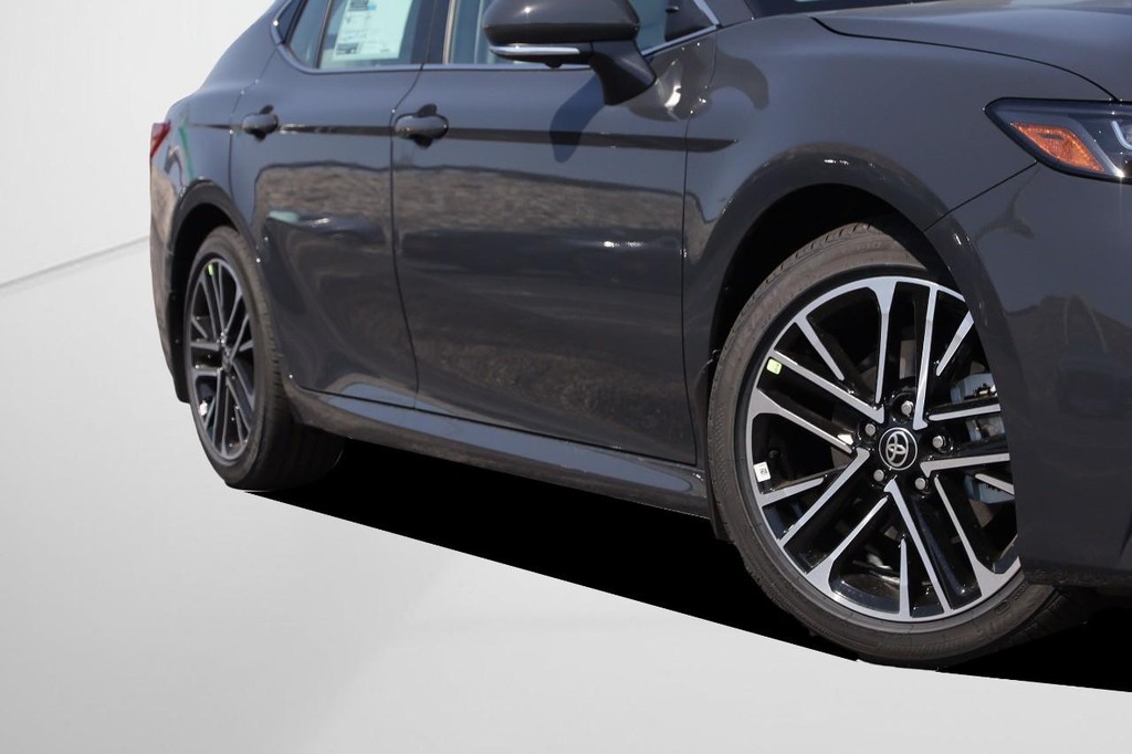 Toyota Camry Vehicle Full-screen Gallery Image 3